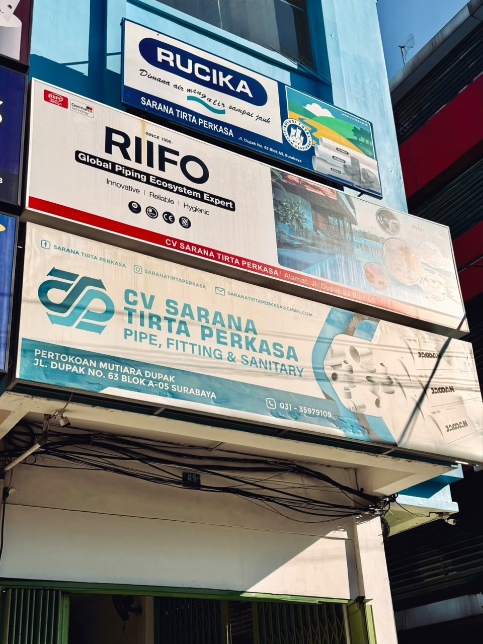 Tampak depan toko CV Sarana Tirta Perkasa di Jalan Dupak, Surabaya